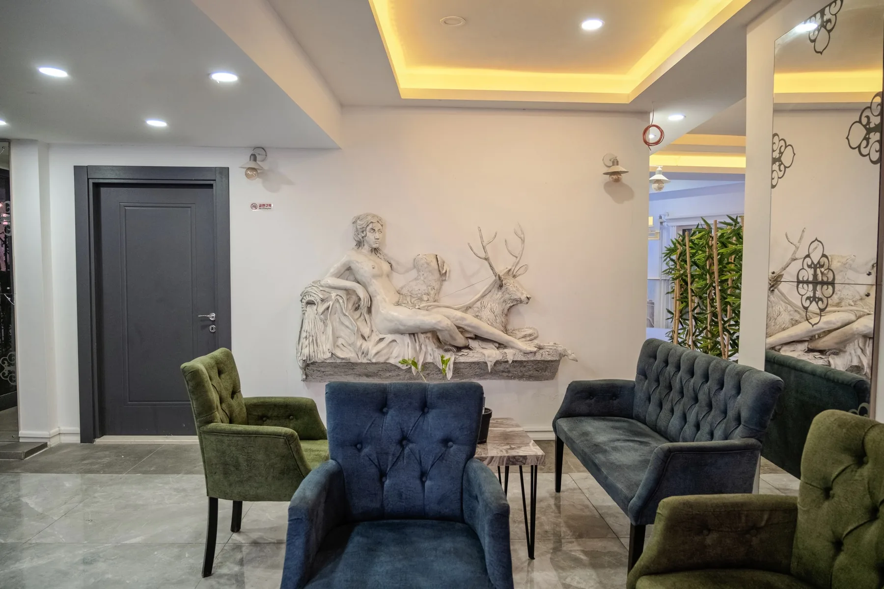 Mİ Hotel Boutique — Lobi oturma alanı