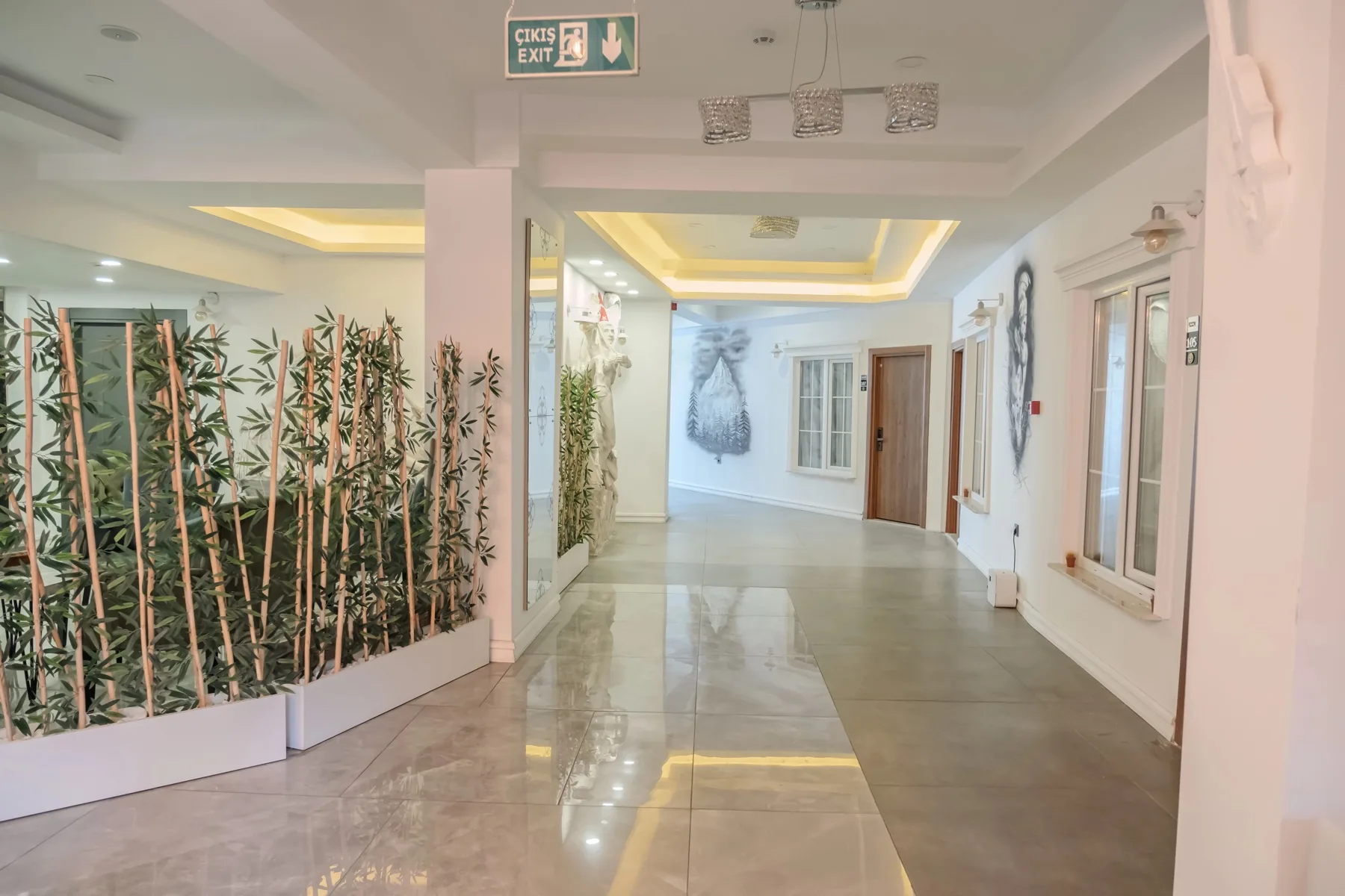 Mİ Hotel Boutique — Aydınlık otel koridoru