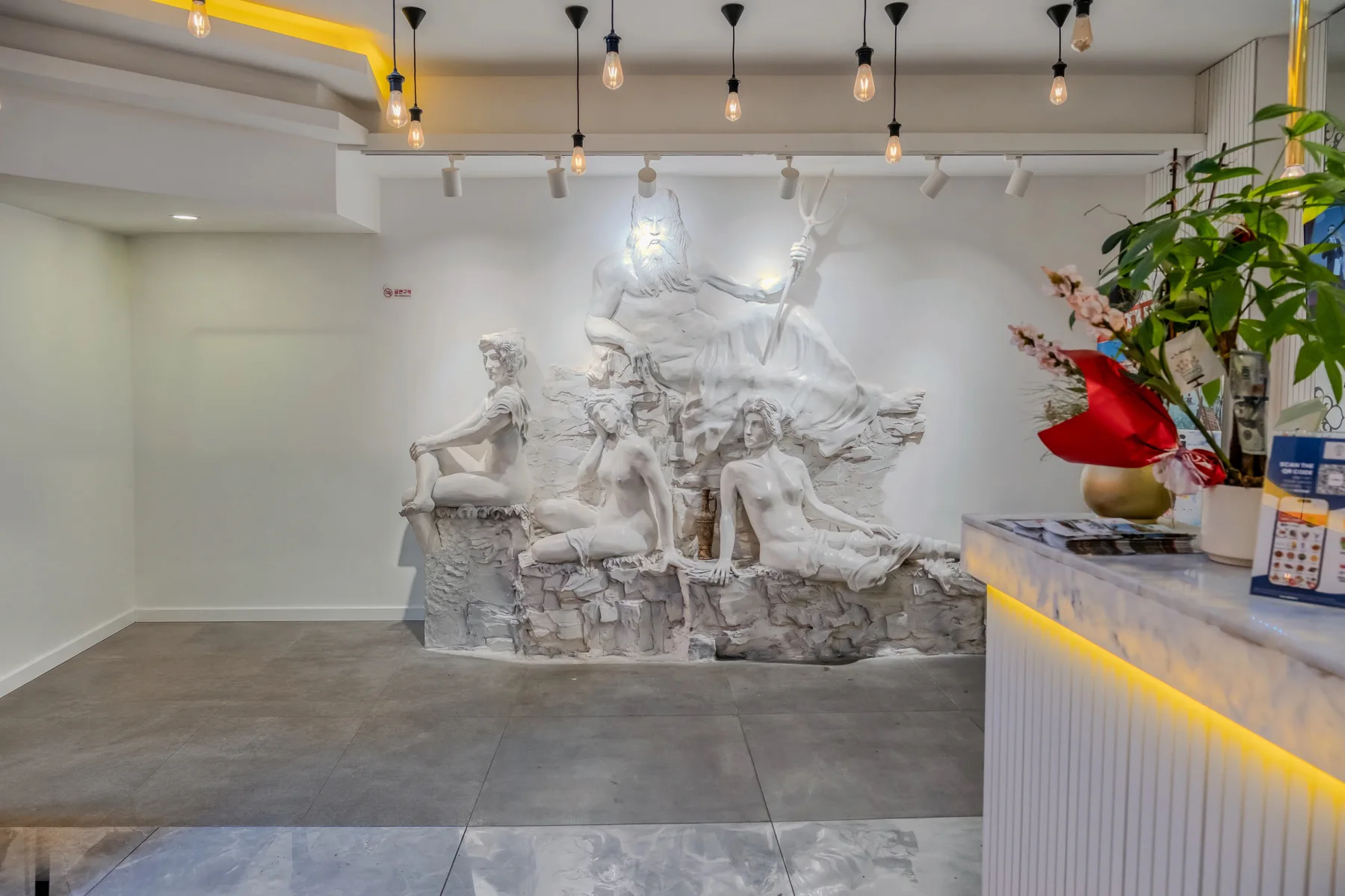 Lobby- und Rezeptionsbereich des Mİ Hotel Boutique mit mythologischem Relief